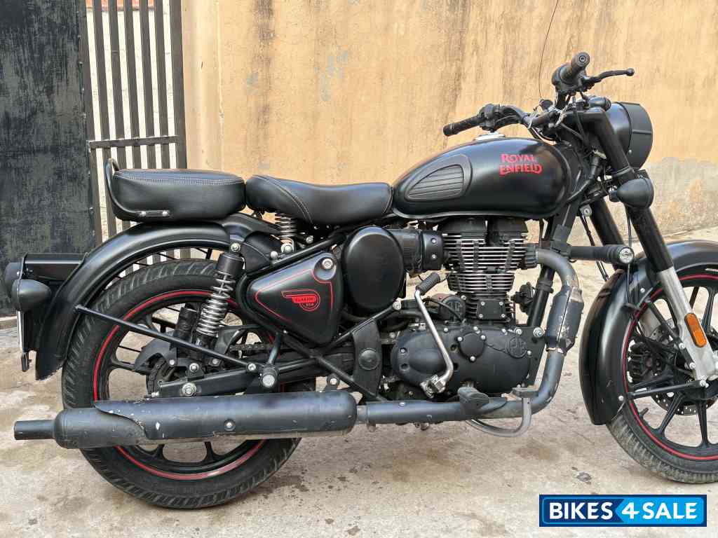 Black Royal Enfield Classic Stealth black 350