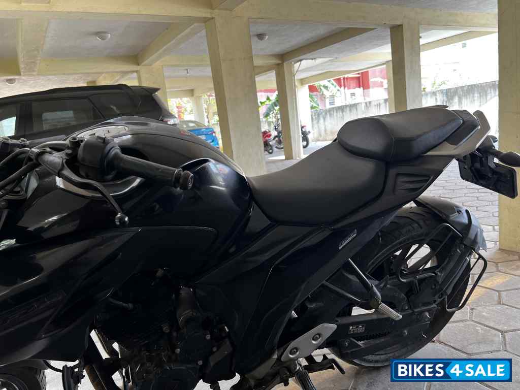 Black Yamaha FZ25