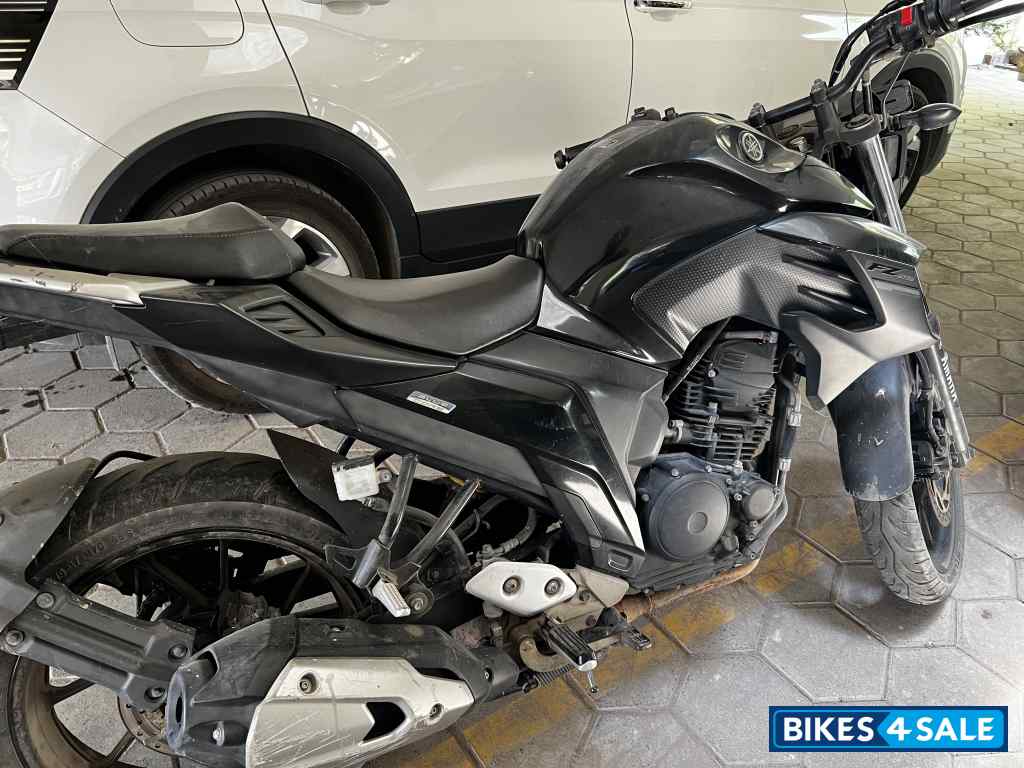 Black Yamaha FZ25