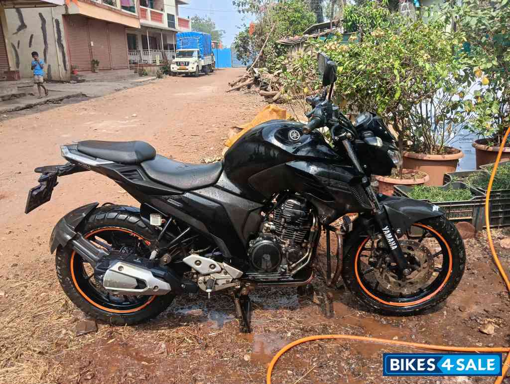 Black Yamaha FZ25