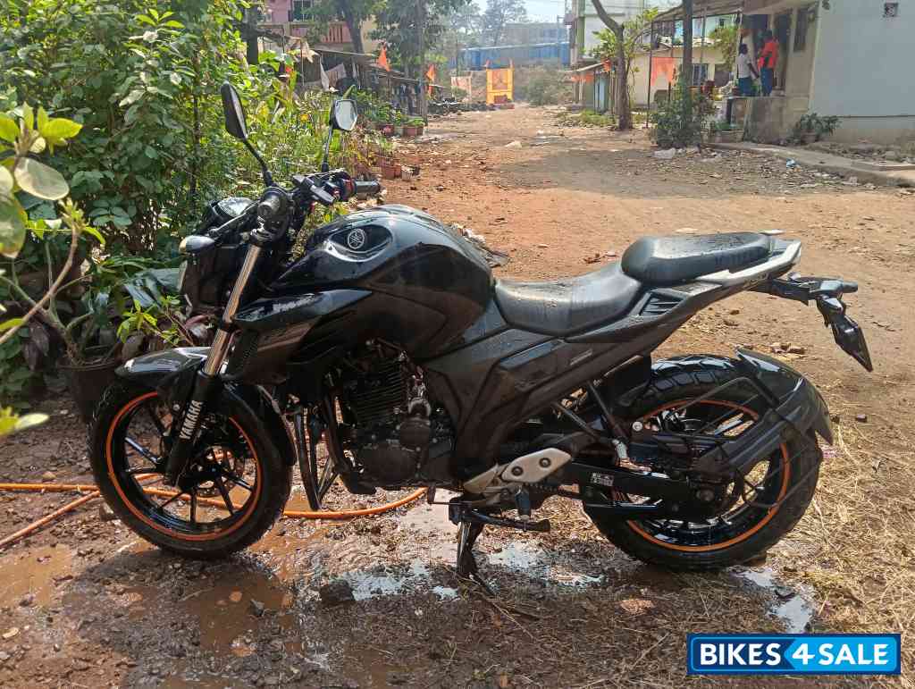 Black Yamaha FZ25