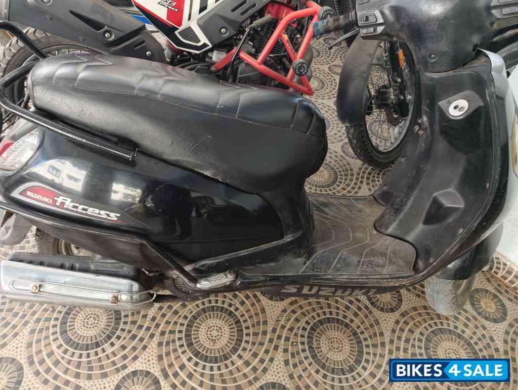 Black Suzuki Access 125 Black Suzuki Access 125