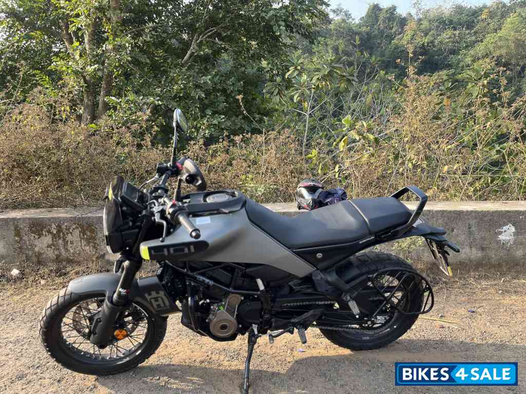 Grey Husqvarna Svartpilen 401 2024