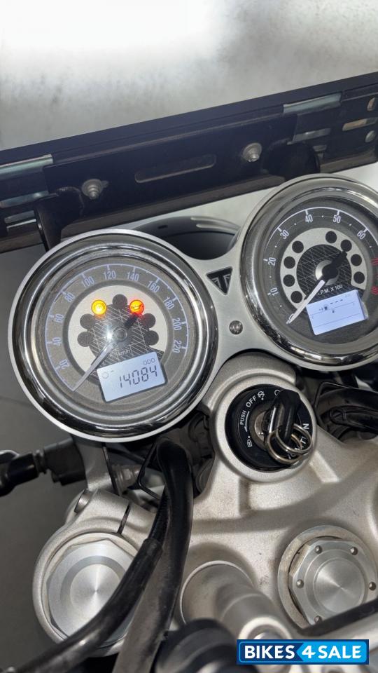 Mettalic Steel Grey Triumph Speed Twin 1200