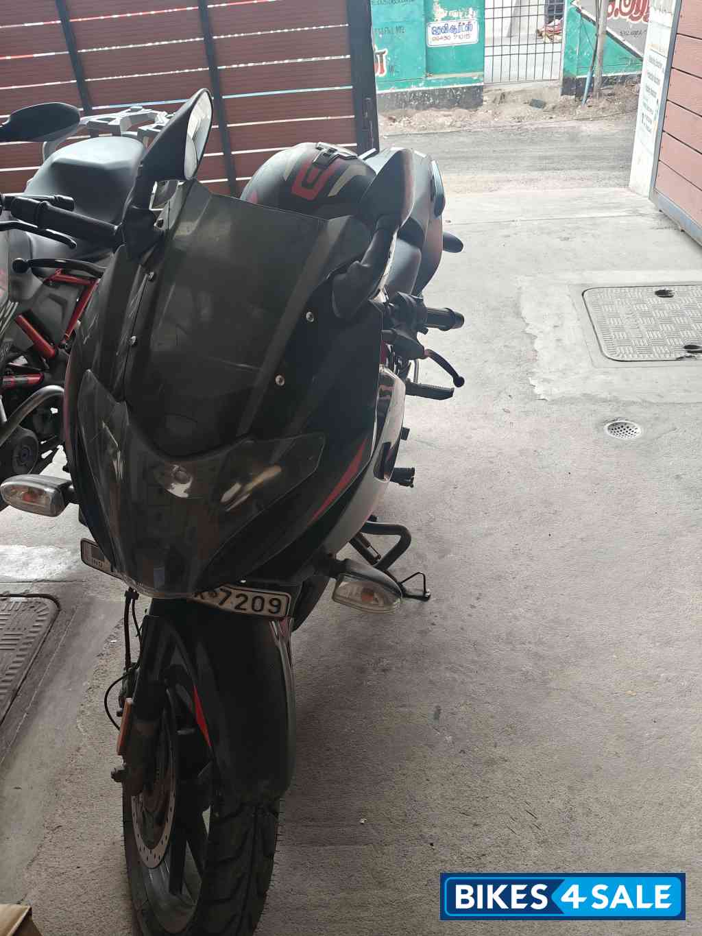 Black Bajaj Pulsar 220F