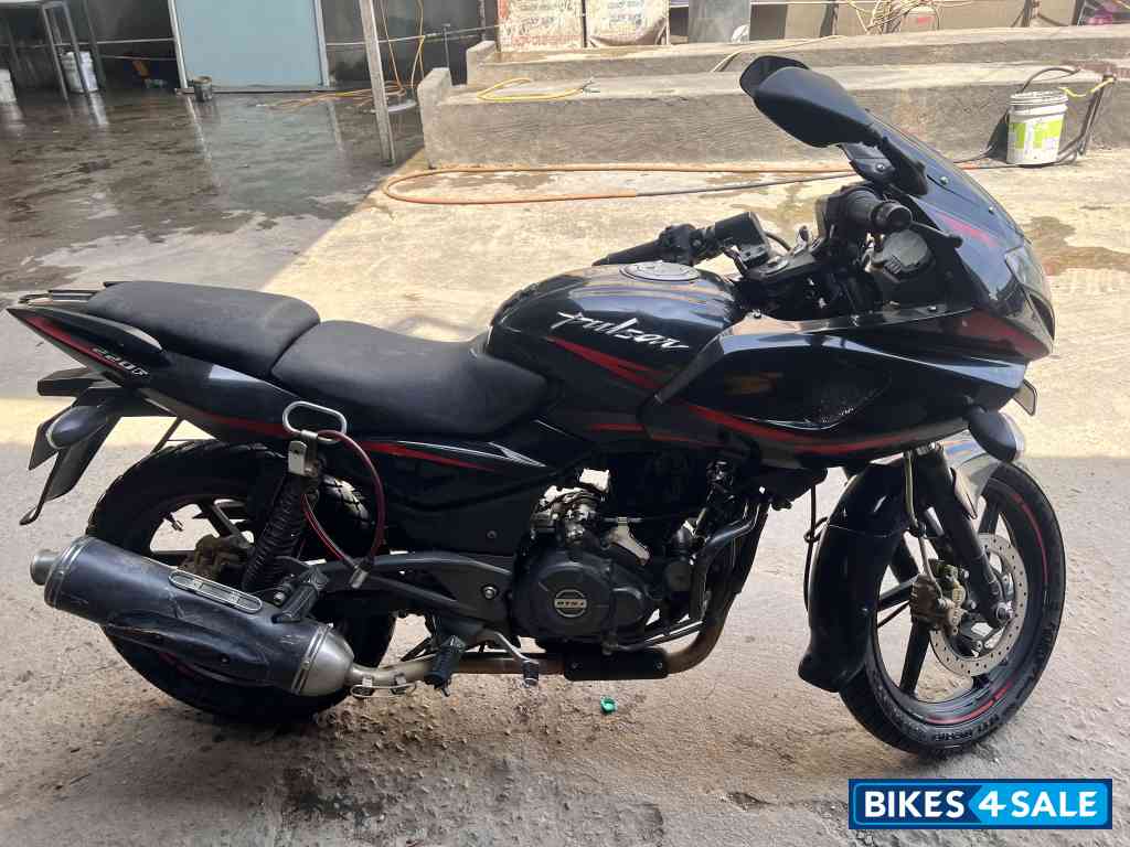 Bajaj Pulsar 220F