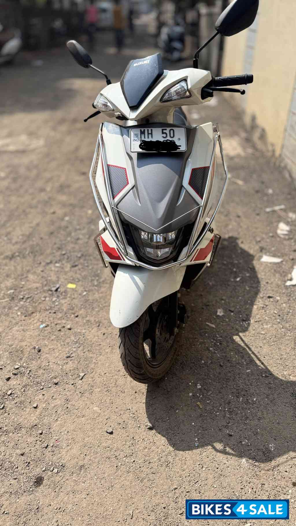 White Suzuki Avenis 125 Ride Connect Edition
