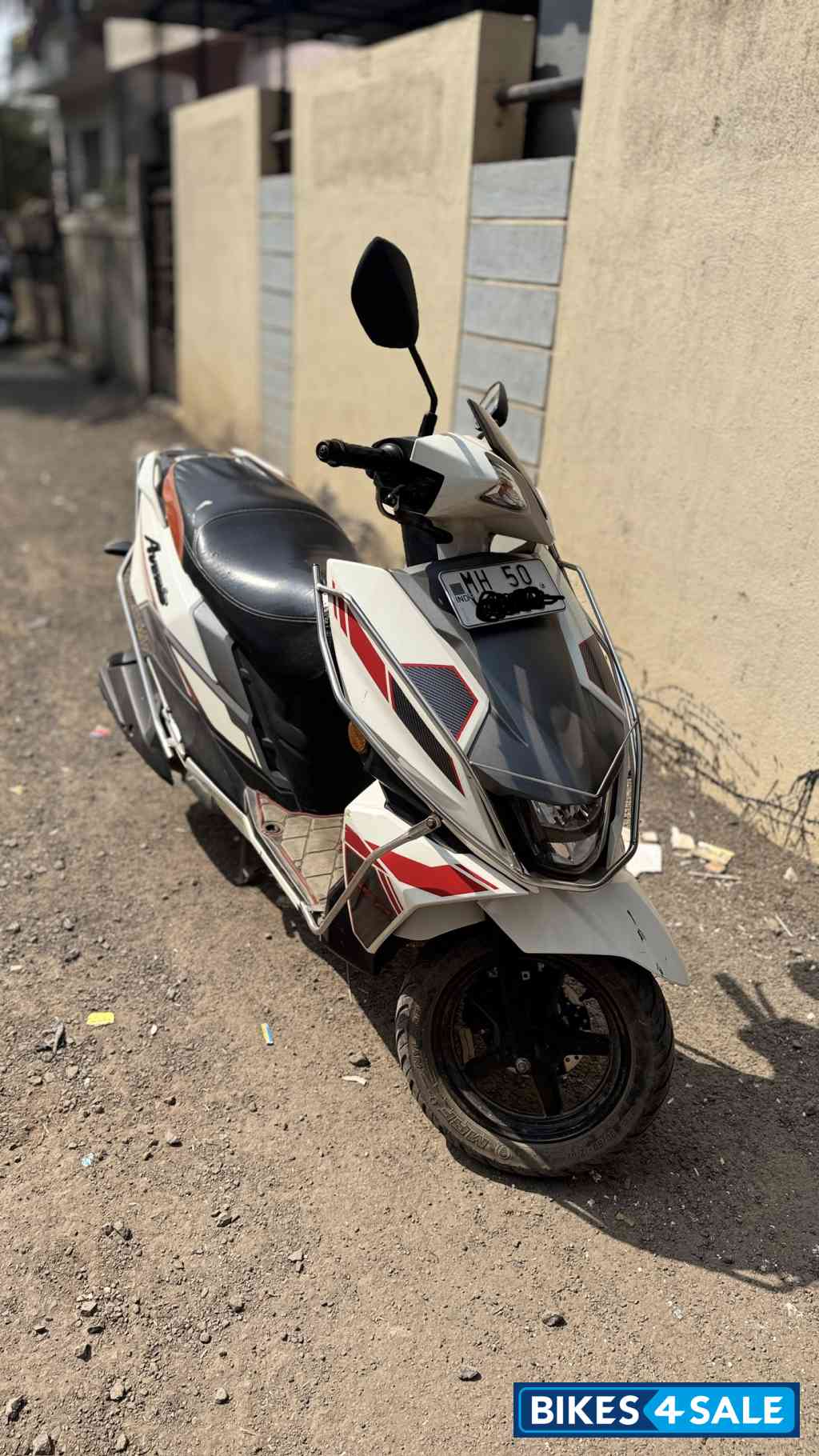 White Suzuki Avenis 125 Ride Connect Edition White Suzuki Avenis 125 Ride Connect Edition