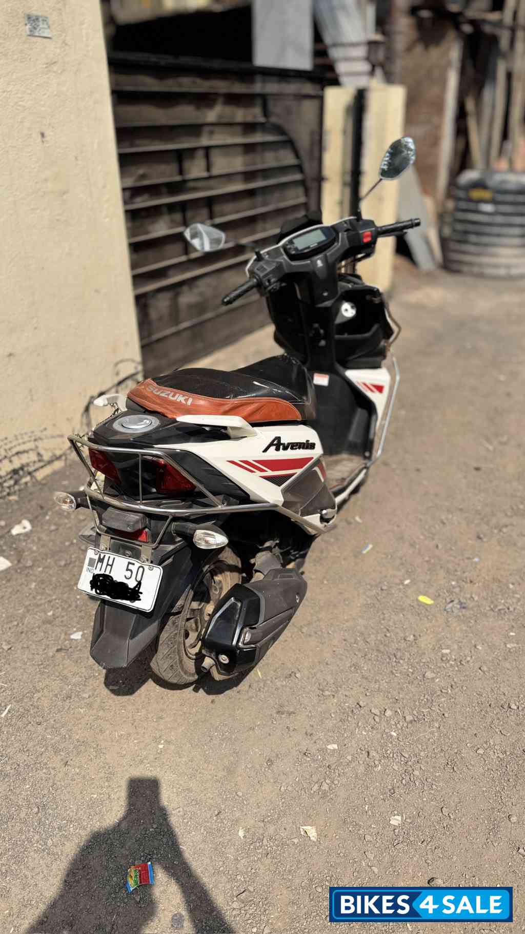 White Suzuki Avenis 125 Ride Connect Edition White Suzuki Avenis 125 Ride Connect Edition