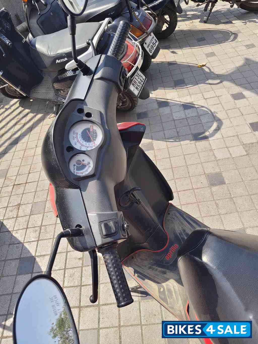 Red Aprilia SR 125