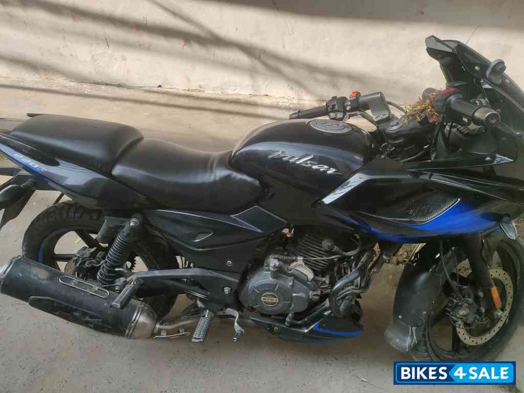 Bajaj Pulsar 220F Bajaj Pulsar 220F