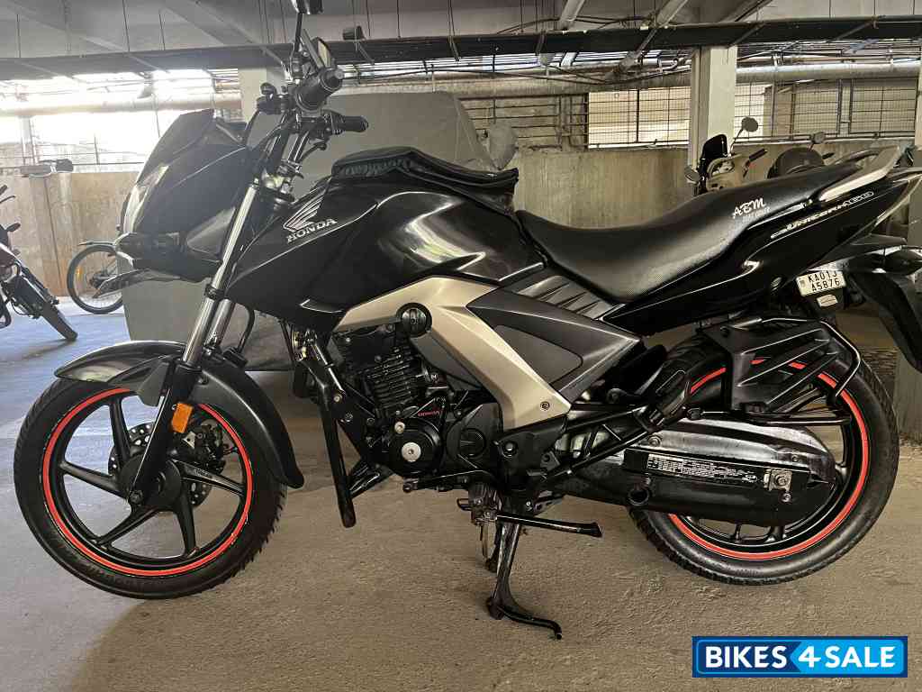 Black Honda CB Unicorn 160