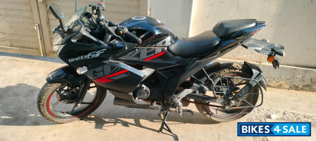 Black Suzuki Gixxer SF