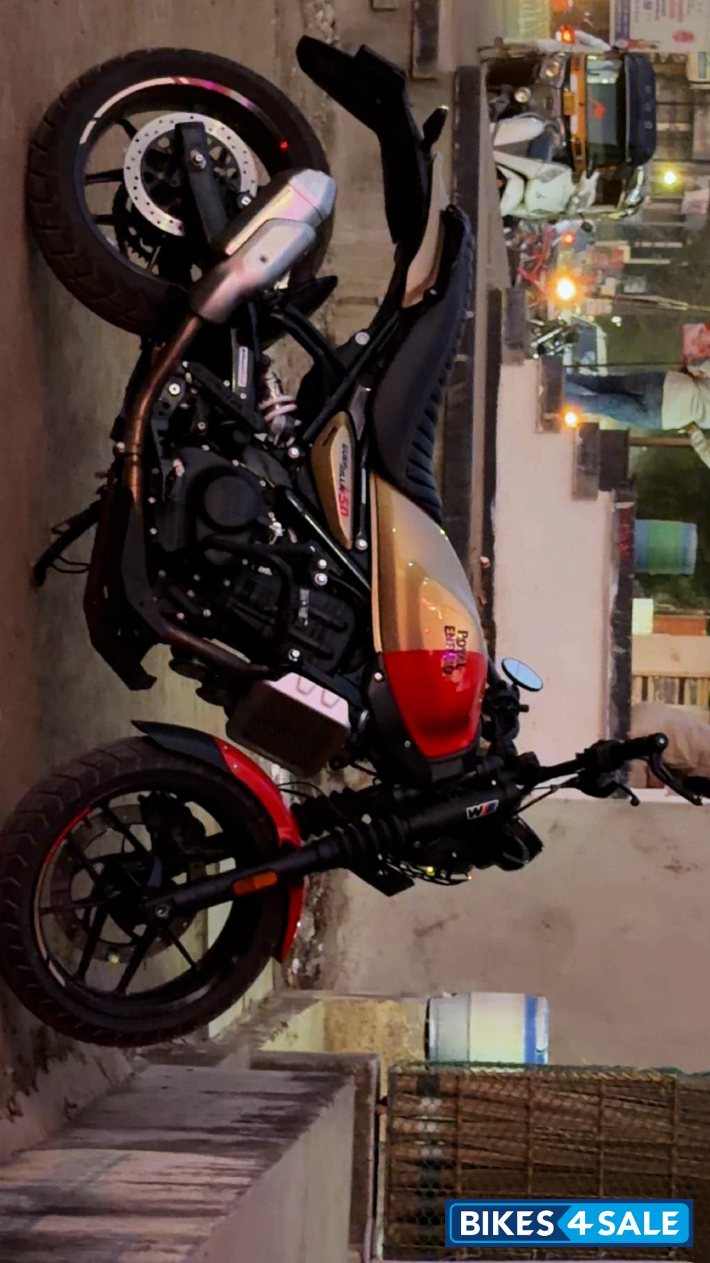 Dip Gold Royal Enfield Guerrilla 450 Dash Dip Gold Royal Enfield Guerrilla 450 Dash