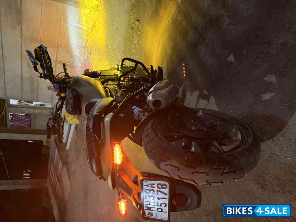 Dip Gold Royal Enfield Guerrilla 450 Dash Dip Gold Royal Enfield Guerrilla 450 Dash