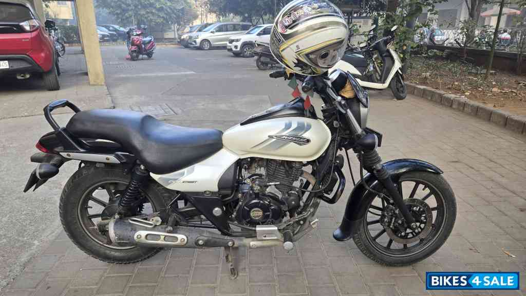 Matt White Bajaj Avenger Street 220