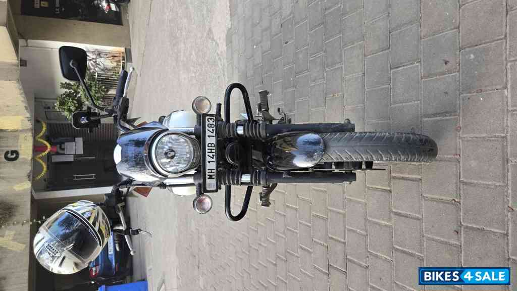 Matt White Bajaj Avenger Street 220