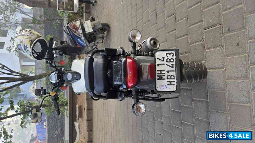 Matt White Bajaj Avenger Street 220