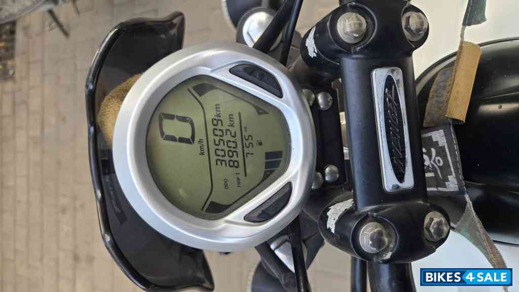 Matt White Bajaj Avenger Street 220