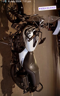 White And Black Bajaj Avenger Street 220