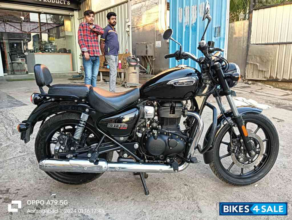 Glossy Black Royal Enfield Meteor 350 Stellar