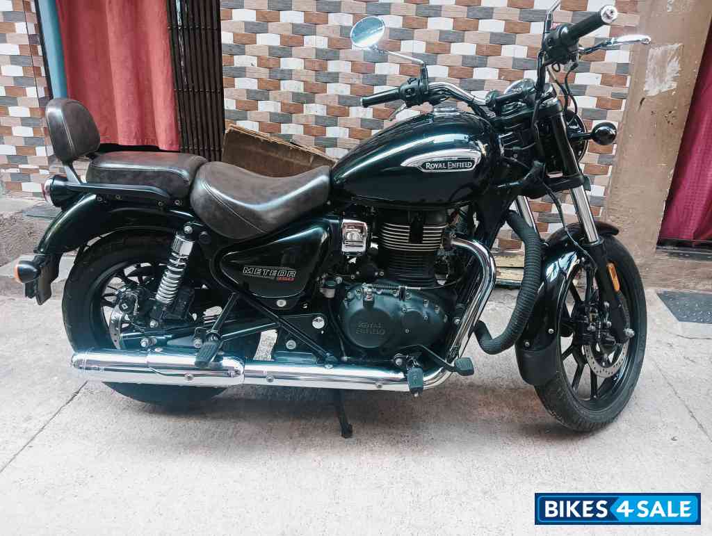 Glossy Black Royal Enfield Meteor 350 Stellar