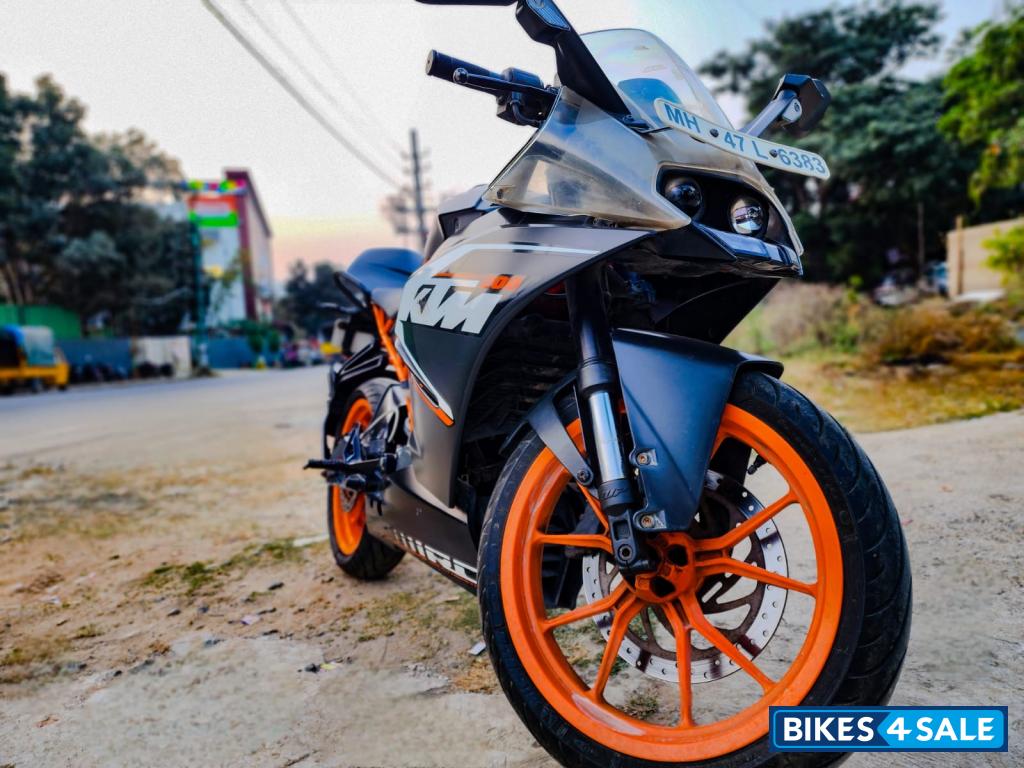 Black/orange KTM RC 200