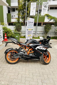 Black/orange KTM RC 200