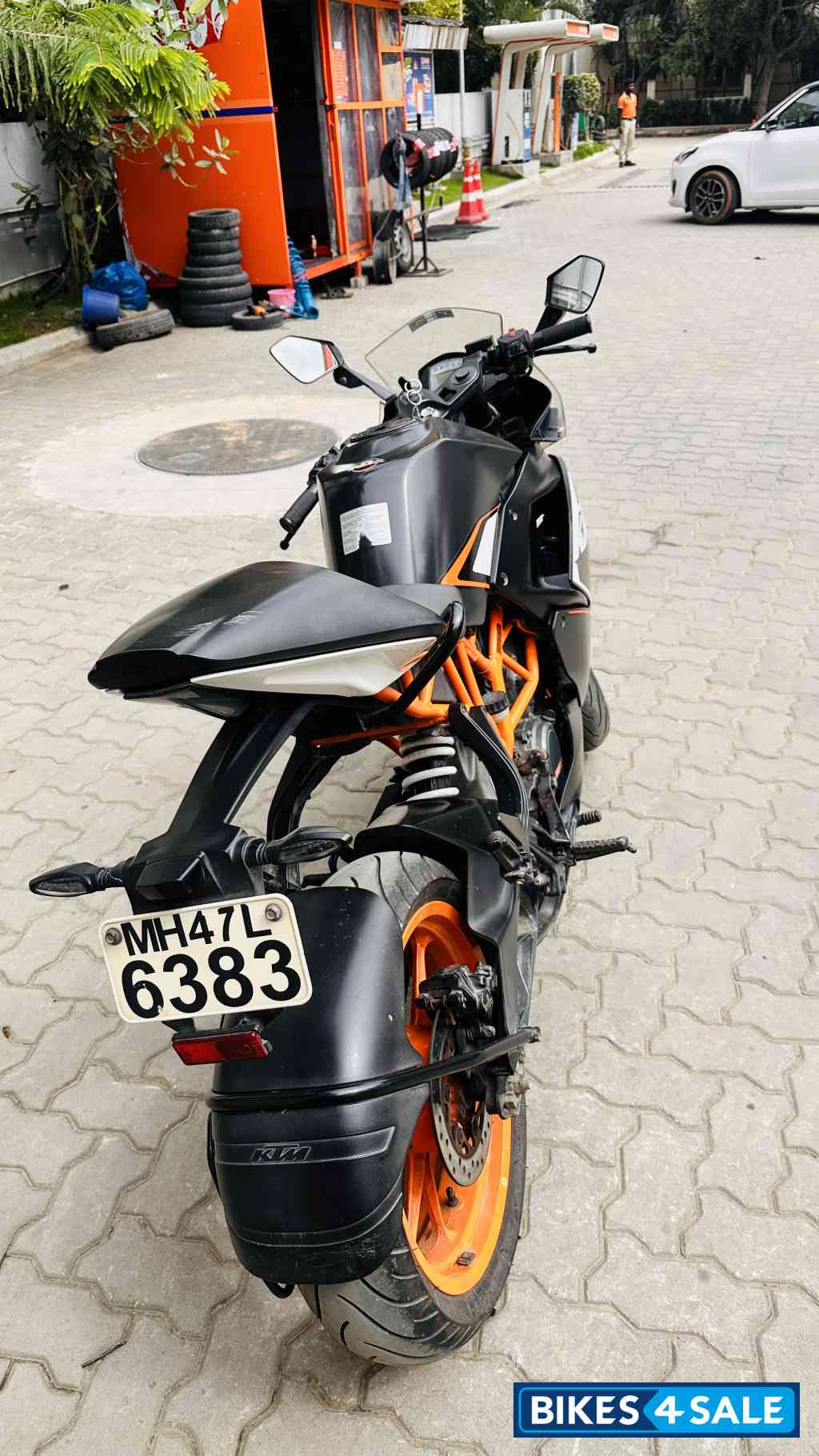 Black/orange KTM RC 200