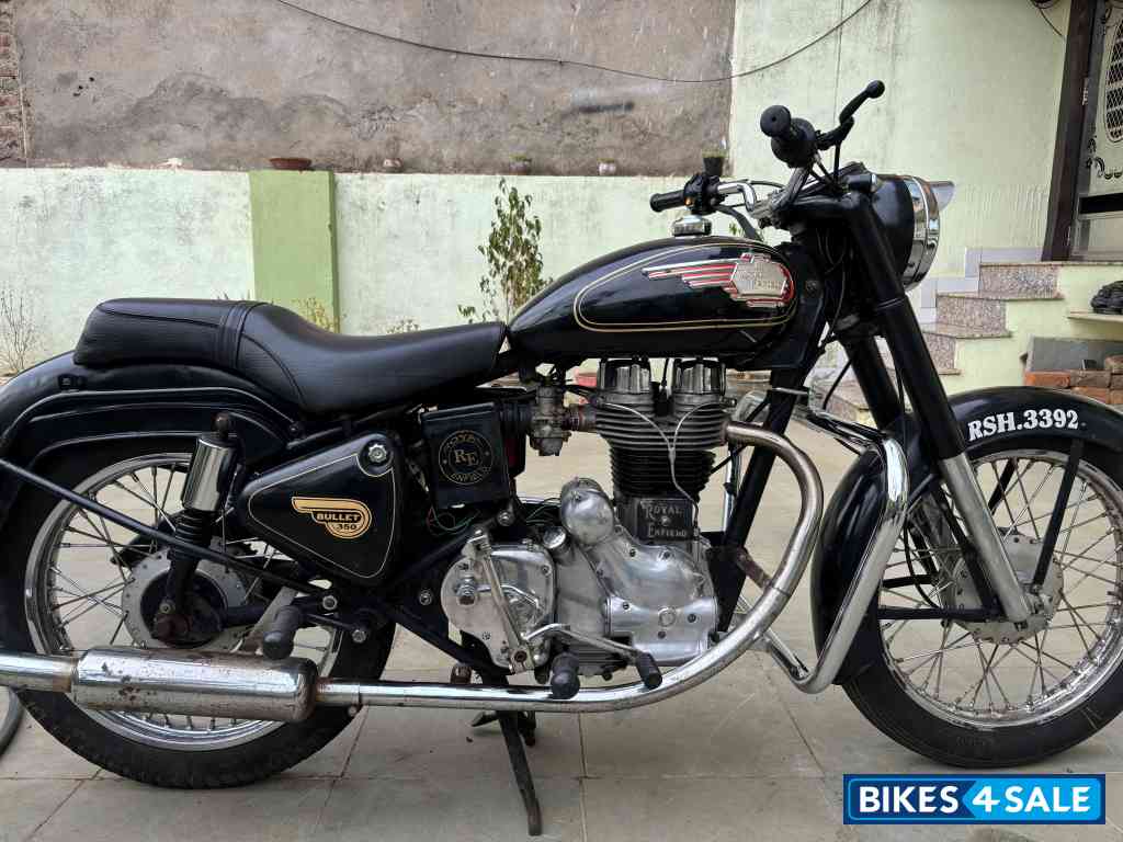 Black Royal Enfield Vintage Bullet