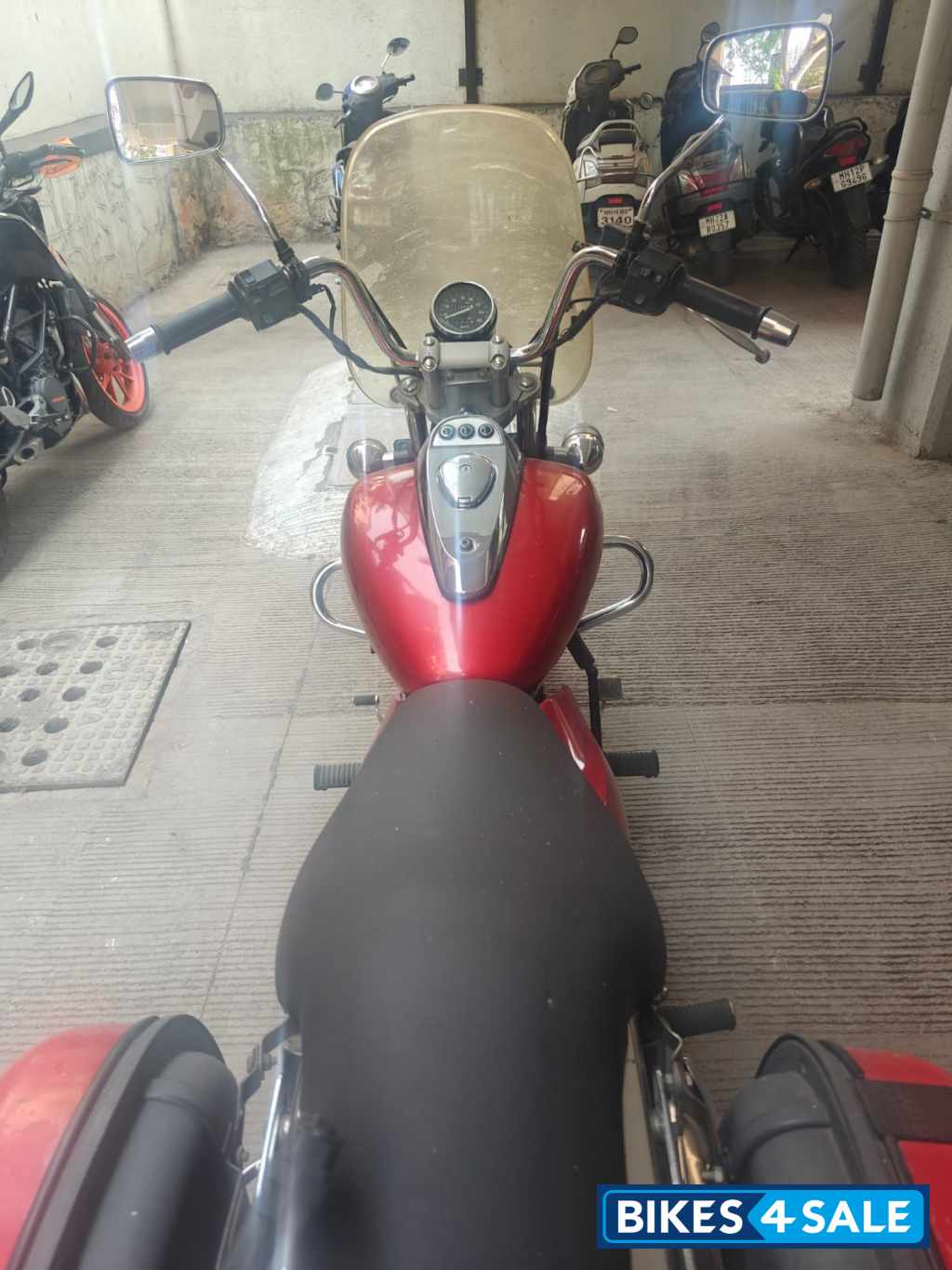 Red Bajaj Avenger 180 DTS-i