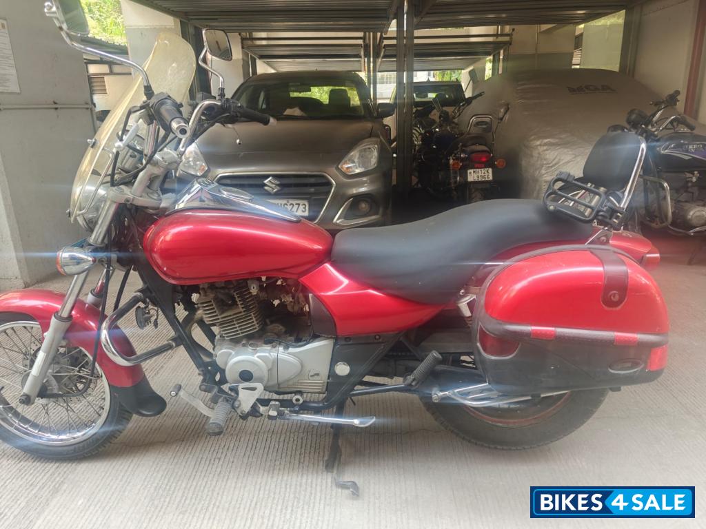 Red Bajaj Avenger 180 DTS-i