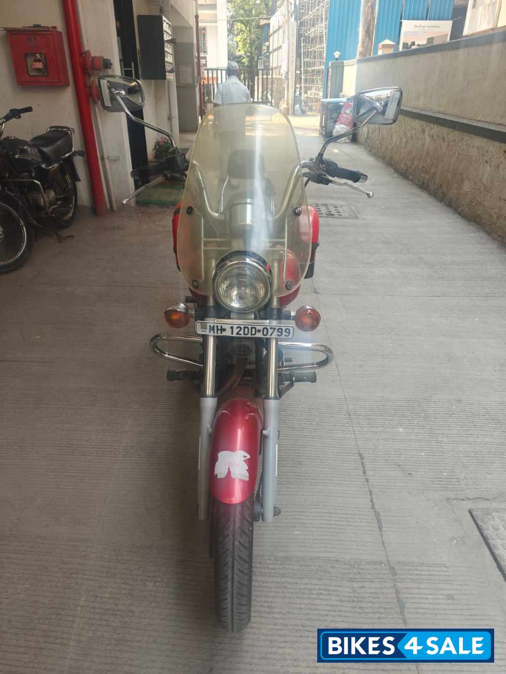 Red Bajaj Avenger 180 DTS-i