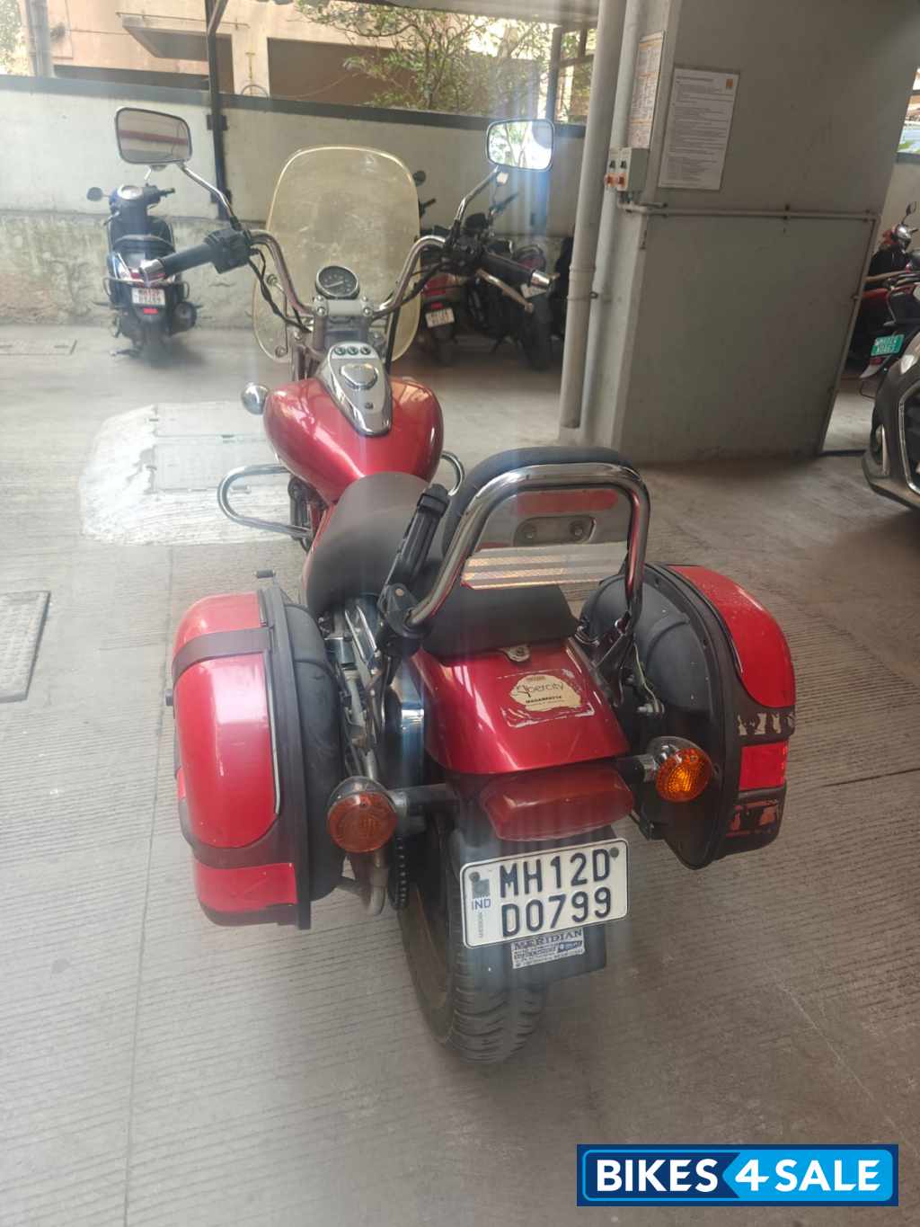 Red Bajaj Avenger 180 DTS-i
