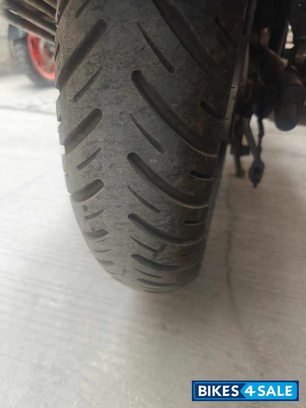 Red Bajaj Avenger 180 DTS-i