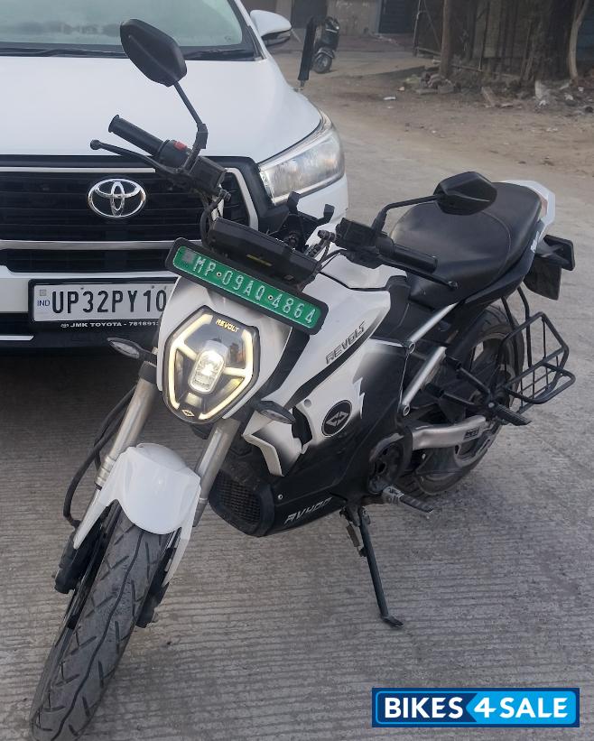 White Revolt RV 400 White Revolt RV 400