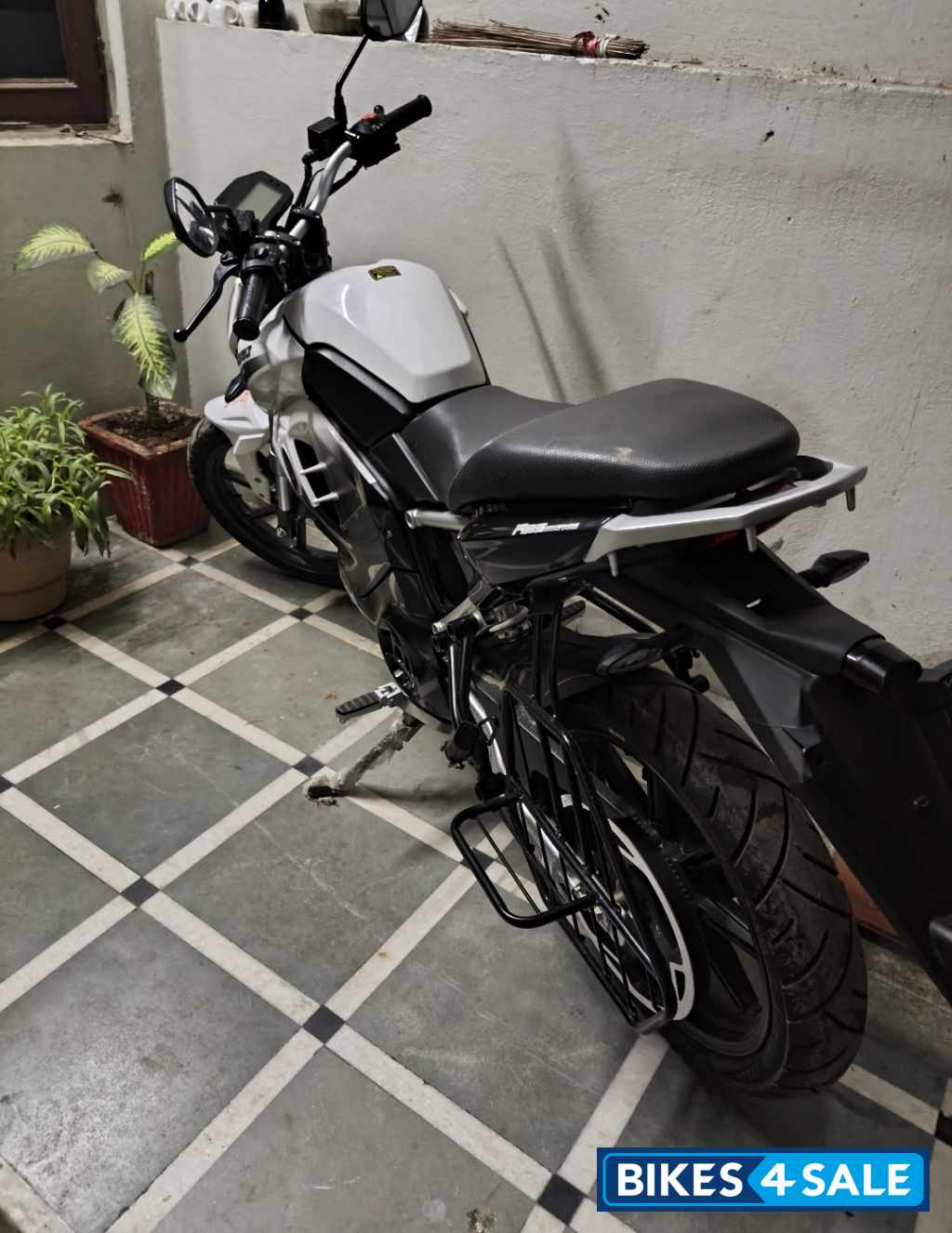 White Revolt RV 400 White Revolt RV 400