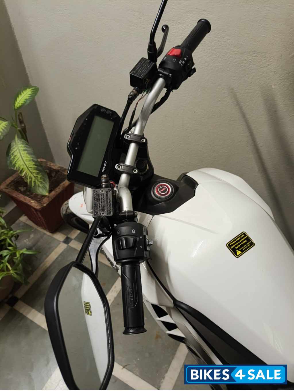 White Revolt RV 400 White Revolt RV 400