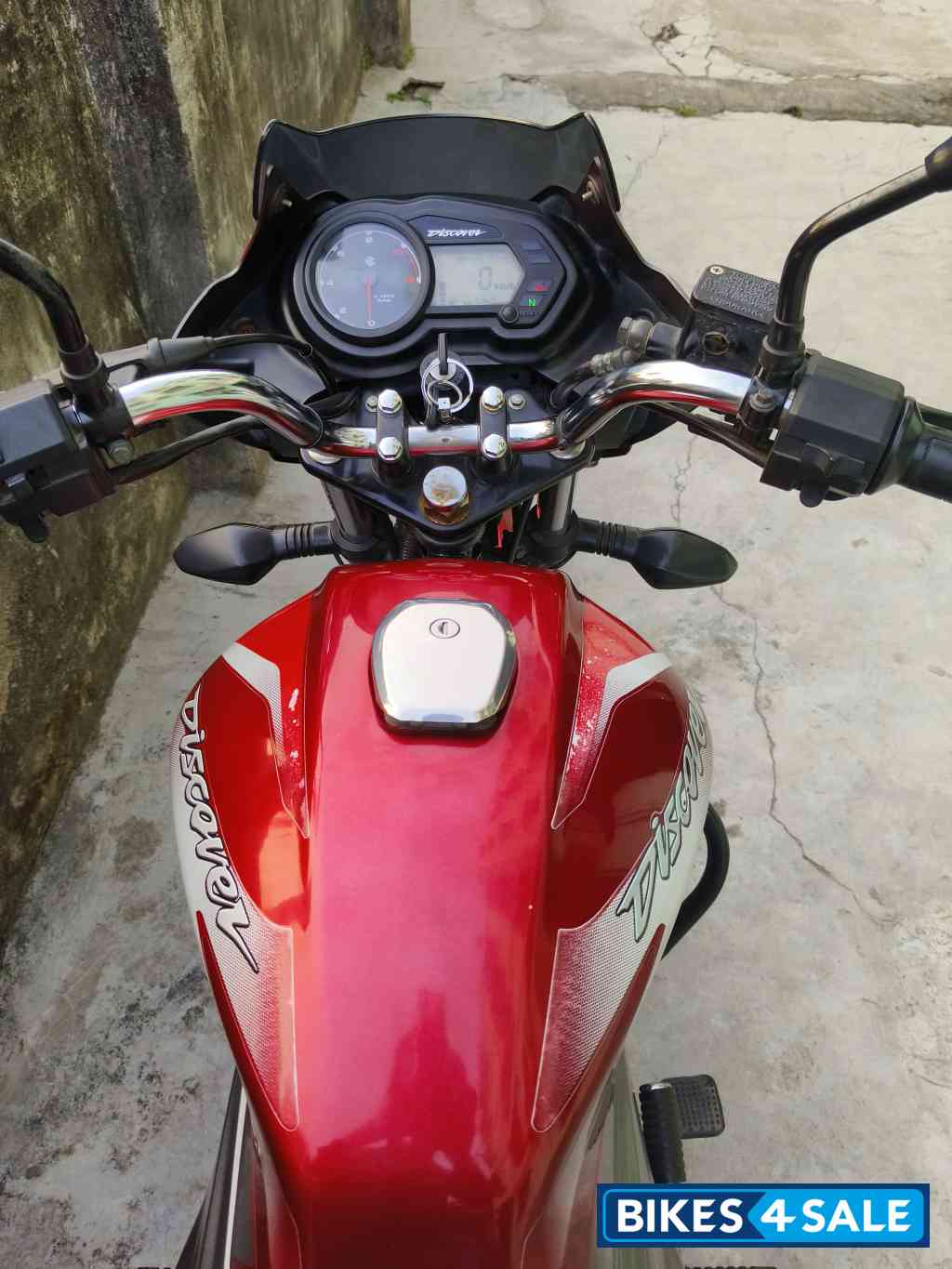 Red Bajaj Discover 125
