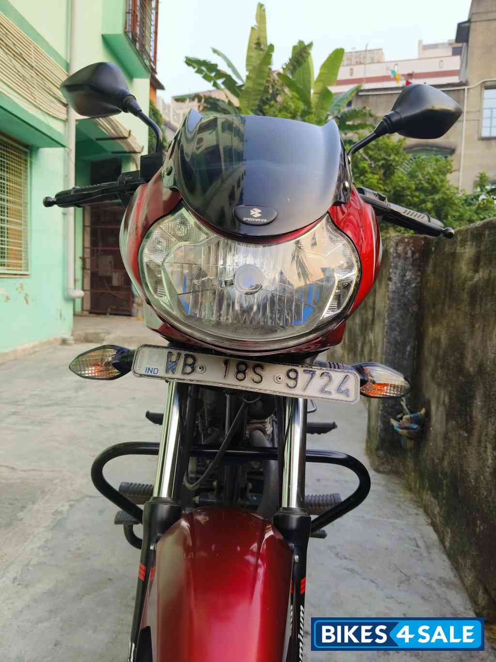 Red Bajaj Discover 125