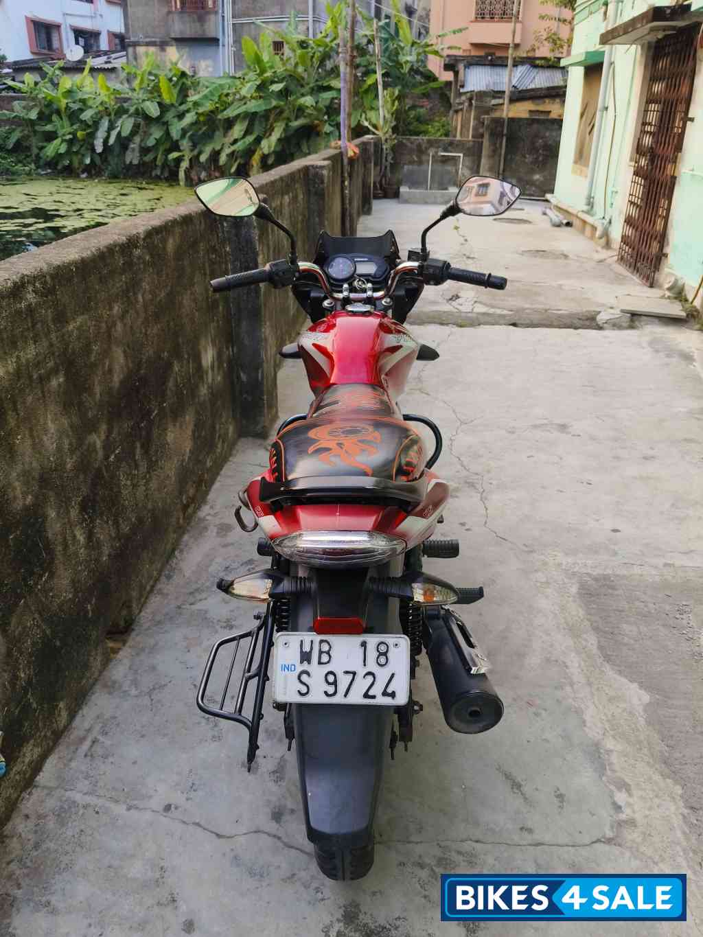 Red Bajaj Discover 125