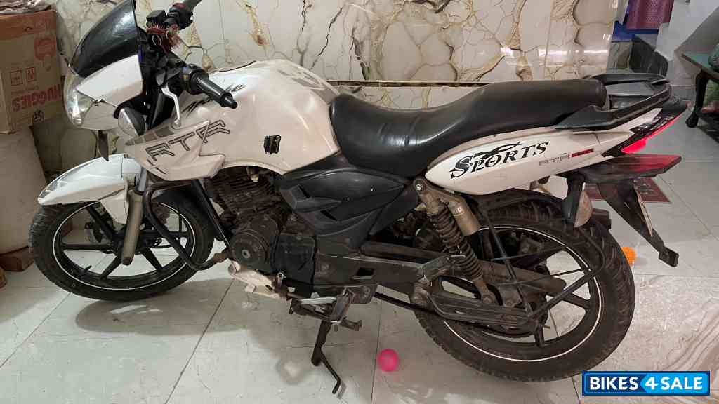 White TVS Apache RTR 180