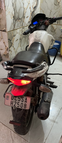 White TVS Apache RTR 180