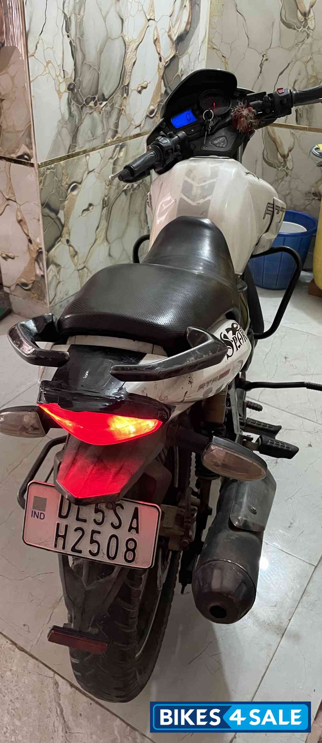 White TVS Apache RTR 180