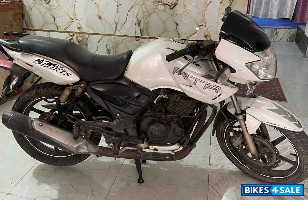 White TVS Apache RTR 180
