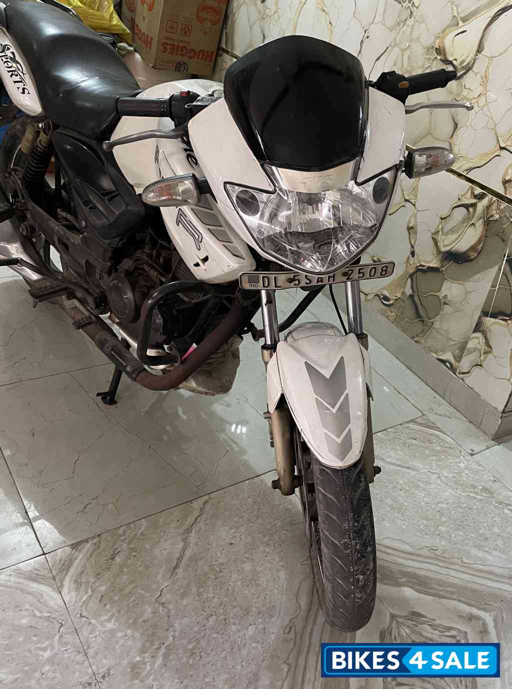 White TVS Apache RTR 180