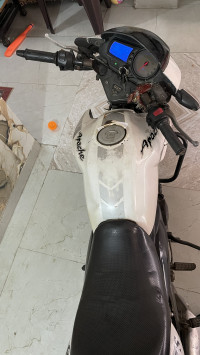 White TVS Apache RTR 180