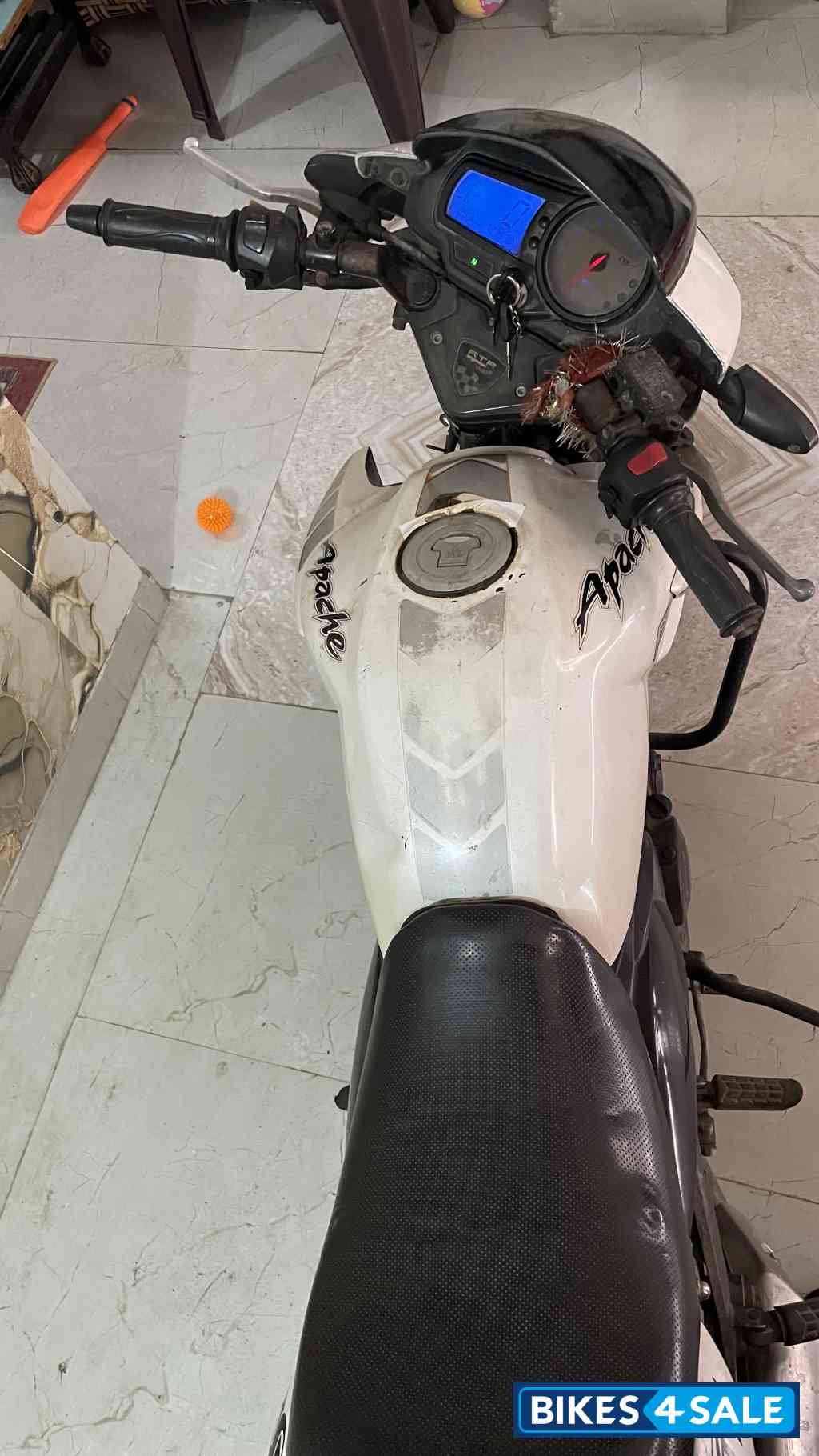 White TVS Apache RTR 180