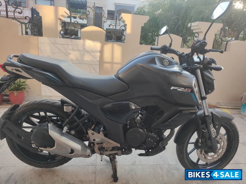 Black Yamaha FZ-S FI V3