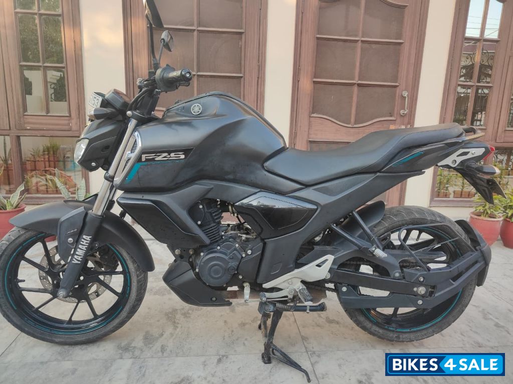 Black Yamaha FZ-S FI V3